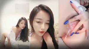 【极品气质美女一库一库】 舔假阳具，道具自慰，表情很骚，看来是很爽，呻吟声那么的动听。}